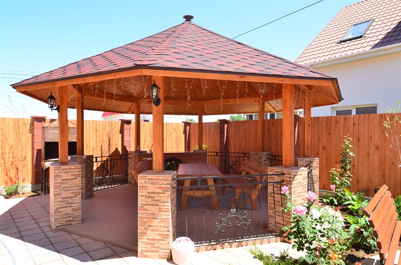 Беседка на территории мини гостиницы Песчаного