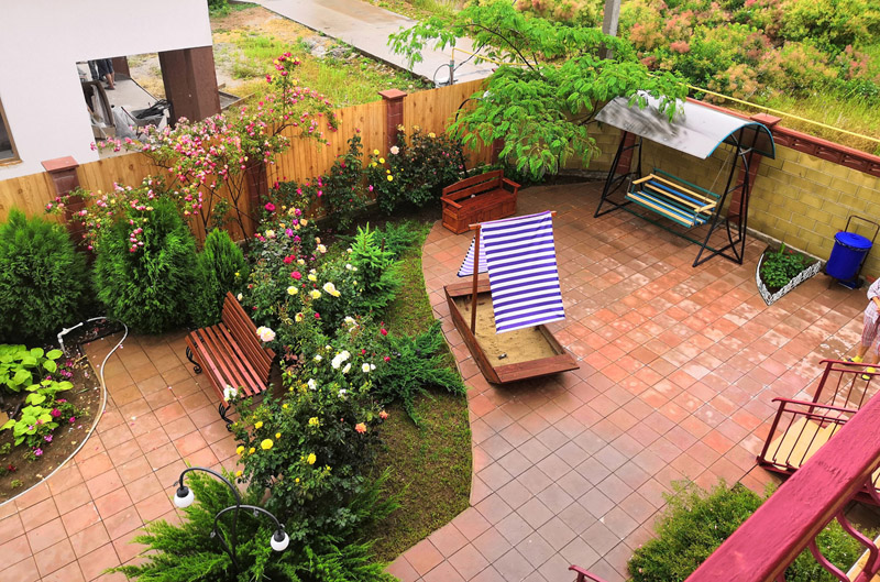 Территория мини-госстиницы Песчаного Уютный дворик